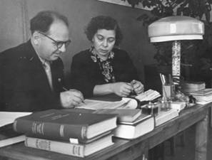 П.И. Войчаль и А.И. Кольцова за работой. 1959 г.